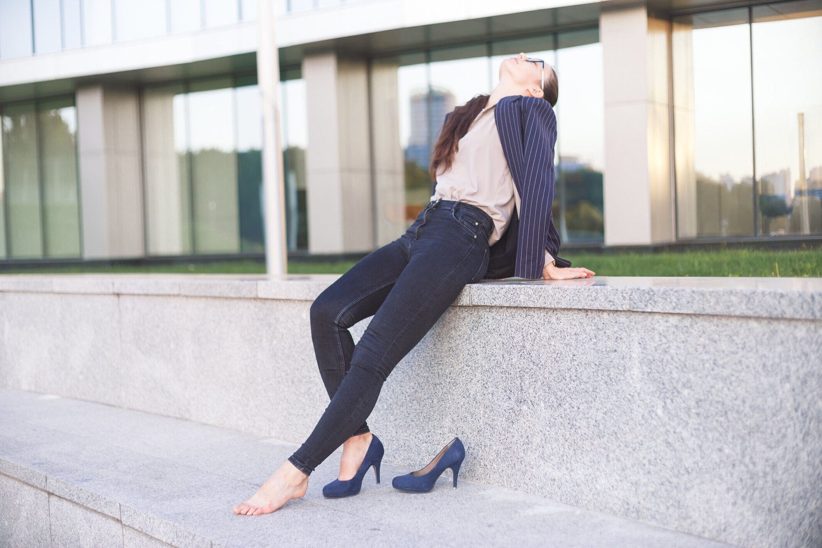 tired legs and feet womаn-in-high-heels-having-a-rest